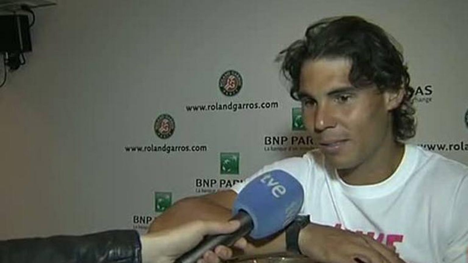 El flamante campeón de Roland Garros 2012 reconoce a TVE que perder una cuarta vez contra el serbio Novak Djokovic le habría afectado moralmente. Rafa asegura que el trofeo de la Copa de los Mosqueteros "no lo regalan", aunque ya tiene siete.