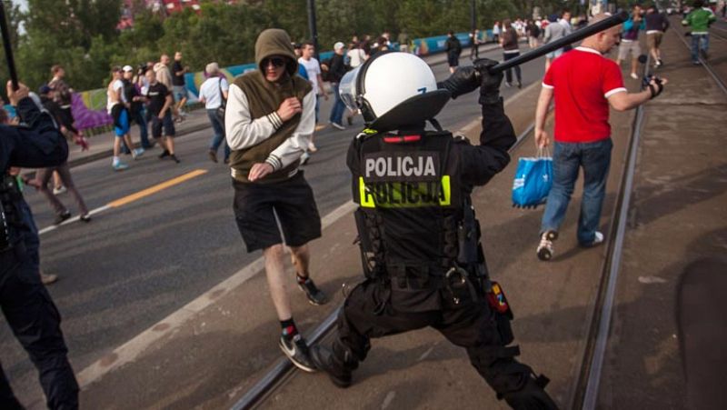 Más de cien detenidos en los enfrentamientos entre aficionados polacos y rusos