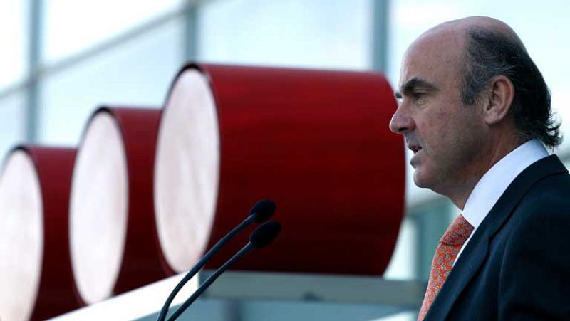 De Guindos prevé unos días de "enorme volatidad y tensión" en los mercados y pide tranquilidad