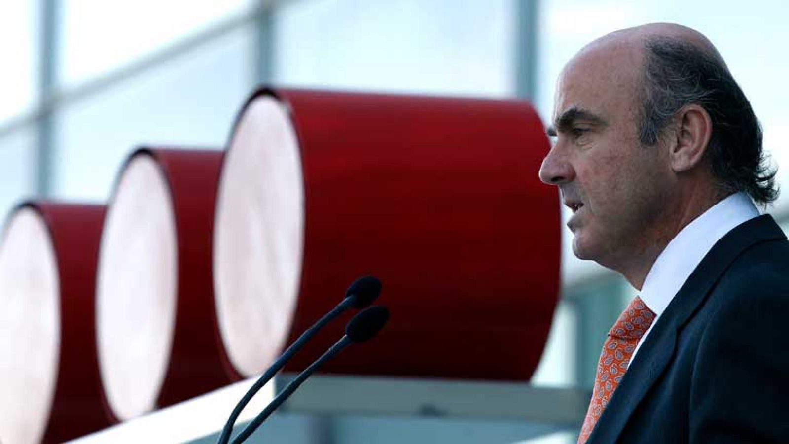 De Guindos ve "normal" la tensión en el mercado