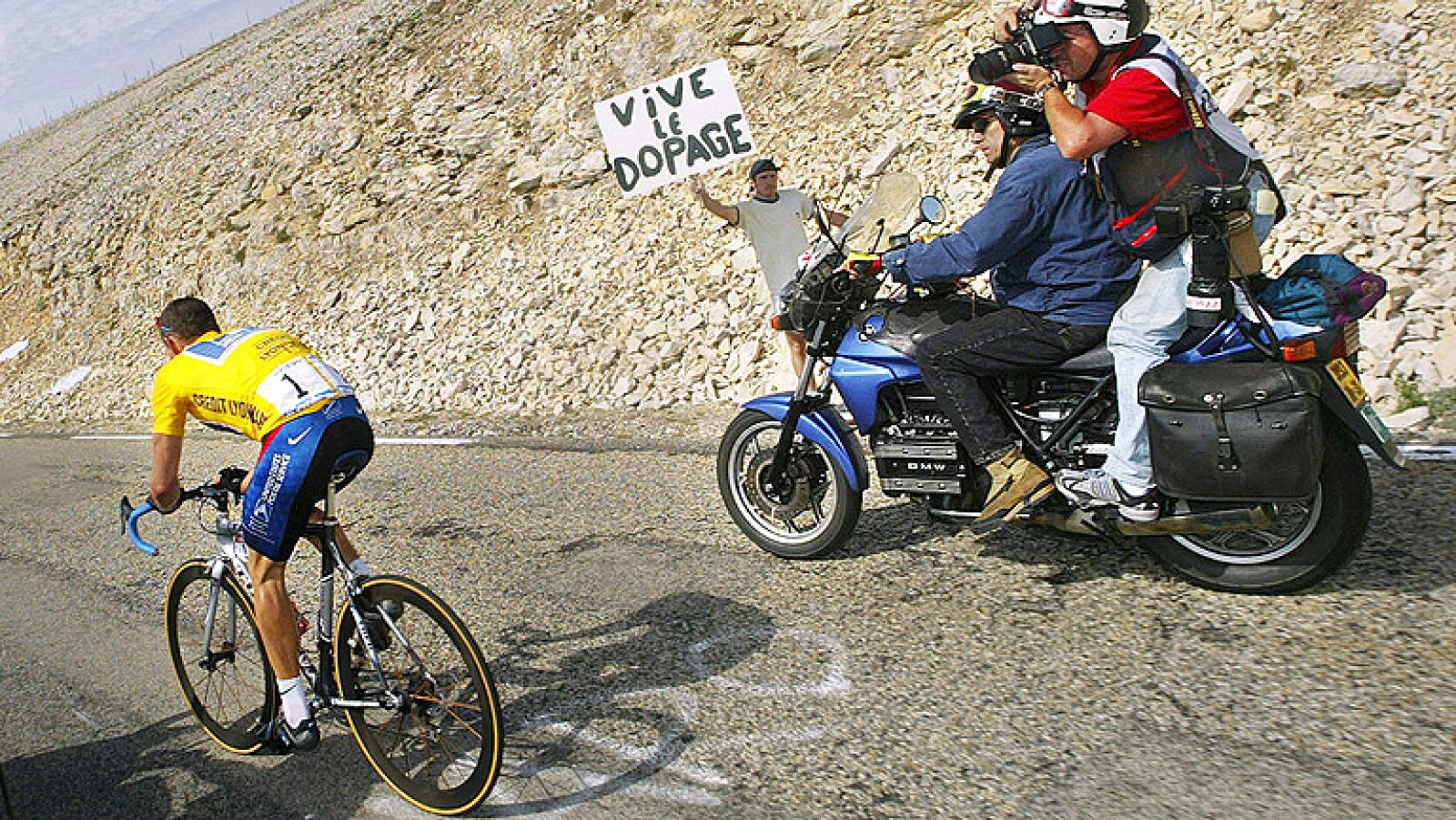 La superación de un cáncer, la gloria de ganar siete Tours consecutivos y un maldito regreso a la competición después de la retirada, son las tres fases en la vida deportiva de Lance Armstrong, ahora inhabilitado para disputar su segunda afición, el