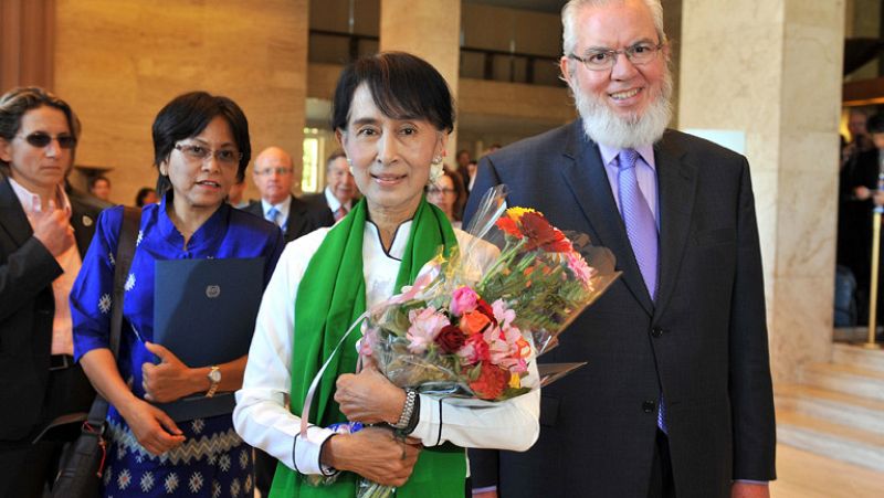 La líder opositora birmana Suu Kyi, aclamada en Ginebra en el arranque de su gira europa