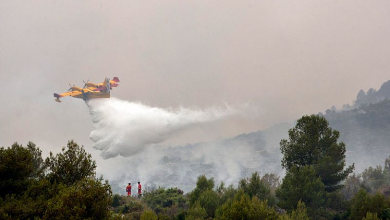 Refrescan las zonas de los incendios de Barcelona y Valencia, con los vecinos ya en casa