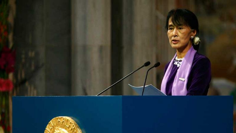 Suu Kyi recoge 21 años después el Nobel, que la hizo sentirse "real" y sacó a Birmania del olvido