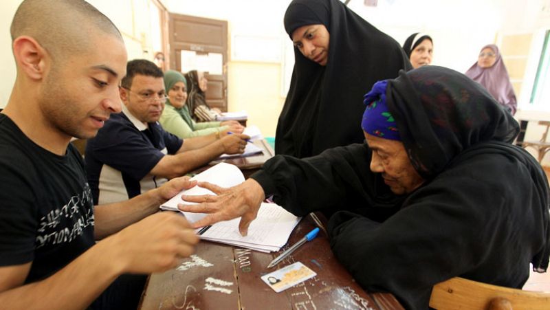 Las disputadas elecciones egipcias finalizan entre denuncias por irregularidades