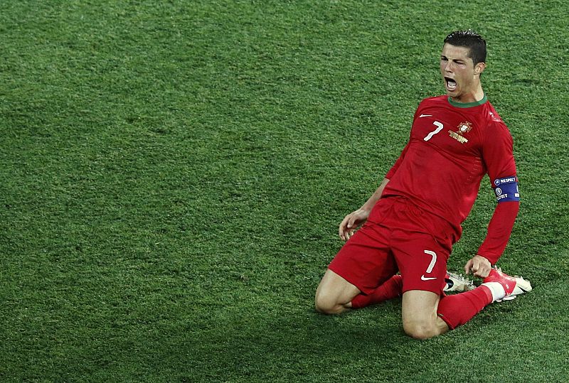 Cristiano Ronaldo mete a Portugal en cuartos de la Eurocopa