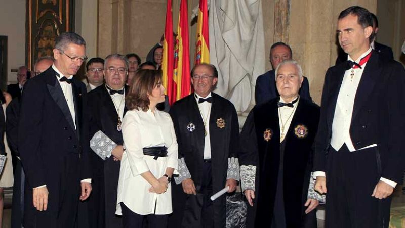 Dívar elude referirse a su posible dimisión pero advierte contra los ataques al poder judicial