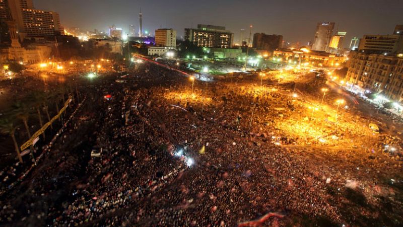 Los islamistas logran llenar Tahrir en una protesta masiva contra la disolución del Parlamento