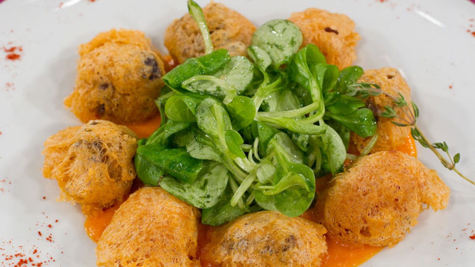 Buñuelos de lacón y morcilla en salsa de tomate