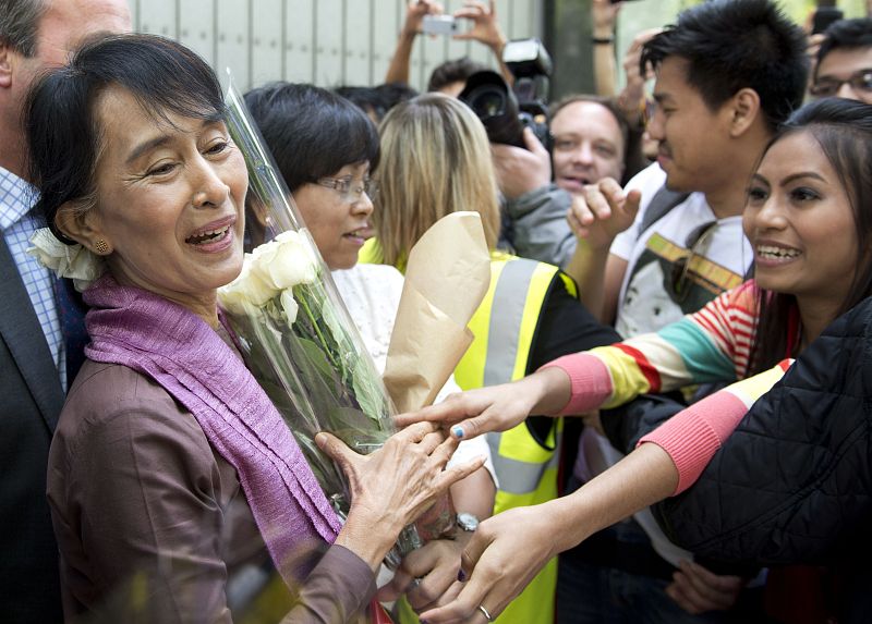 Suu Kyi vuelve a Londres en la etapa más emotiva de su primer viaje al exterior en 24 años
