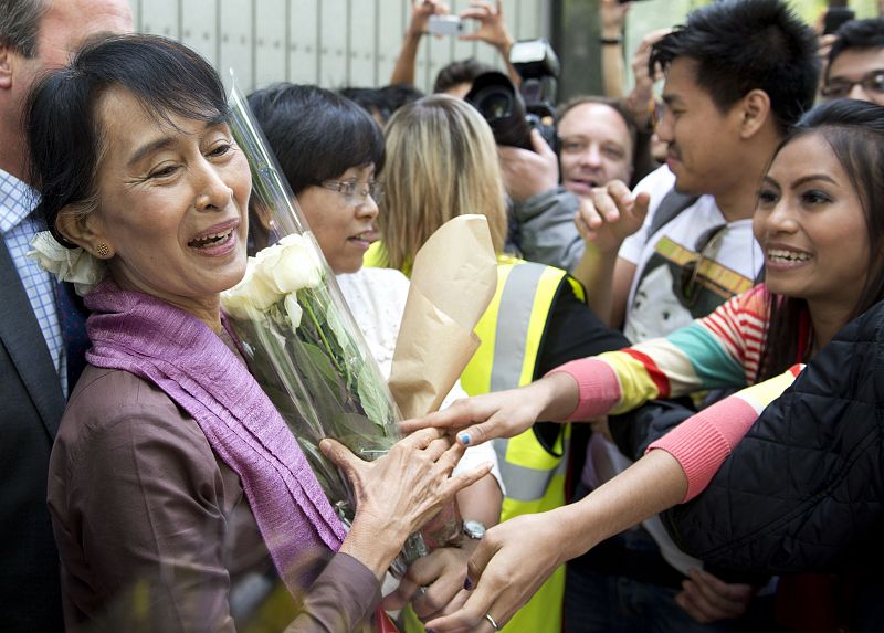 Suu Kyi vuelve a Londres en la etapa más emotiva de su primer viaje al exterior en 24 años