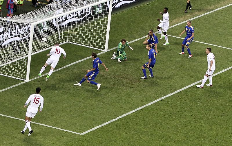 Rooney mete a Inglaterra en cuartos como primera de grupo