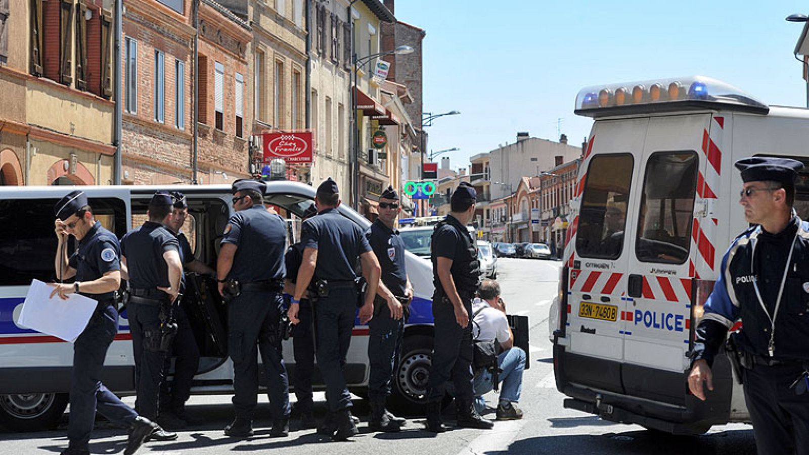 Un hombre que dice ser de Al Qaeda toma cuatro rehenes en un banco de Toulouse | Ver