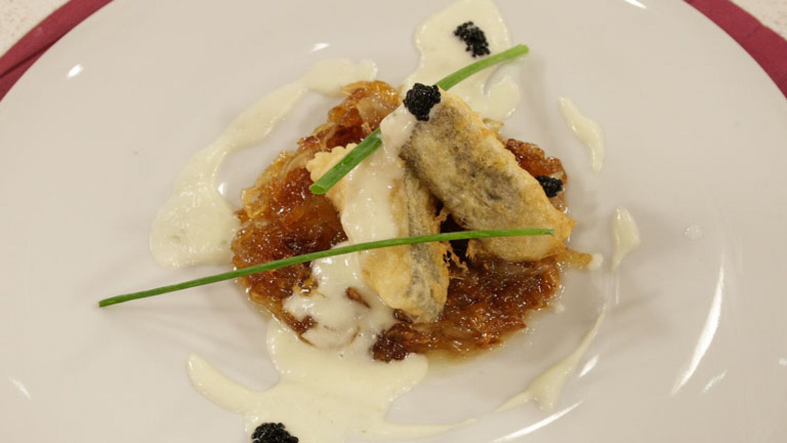 Bacalao rebozado con crema de pepino y cebolla caramelizada