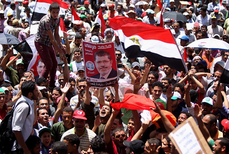El Ejército y los Hermanos Musulmanes, sesenta años de pugna por el poder en Egipto