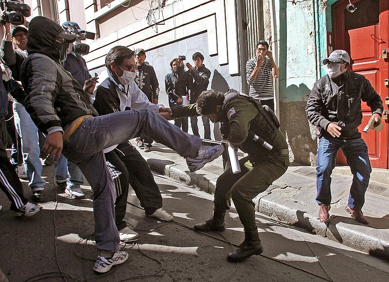 Cientos de policías bolivianos atacan y saquean la sede de Inteligencia