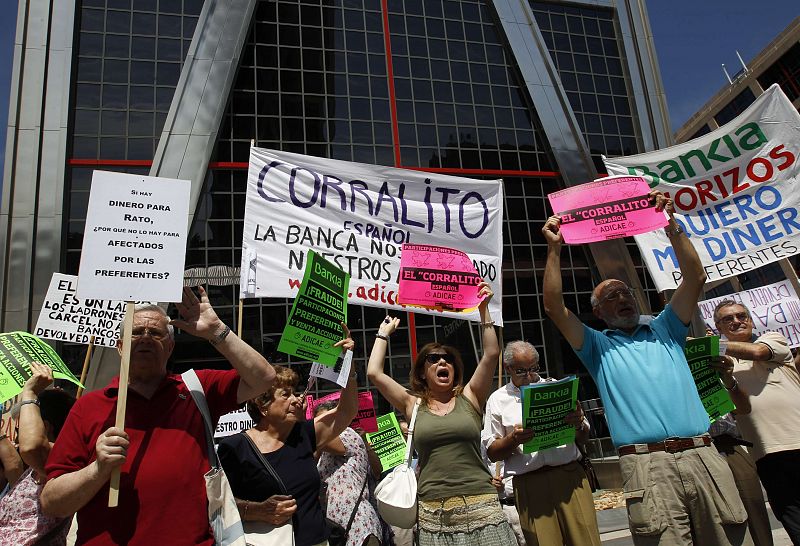 Cientos de ciudadanos piden soluciones para recuperar sus ahorros ante la sede de Bankia