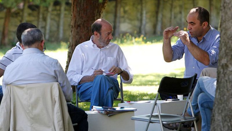 Rubalcaba: "Teníamos razón al decirle a Rajoy que dejara a Merkel y se acercara a Hollande"