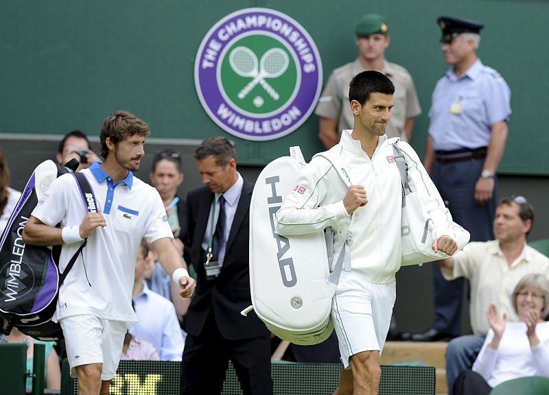 Djokovic inaugura su defensa de Wimbledon con una solemne victoria sobre Ferrero