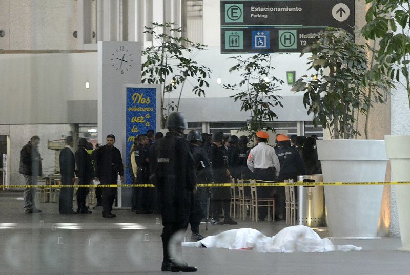 Dos policías muertos y otro herido en un tiroteo en el aeropuerto de la capital de México