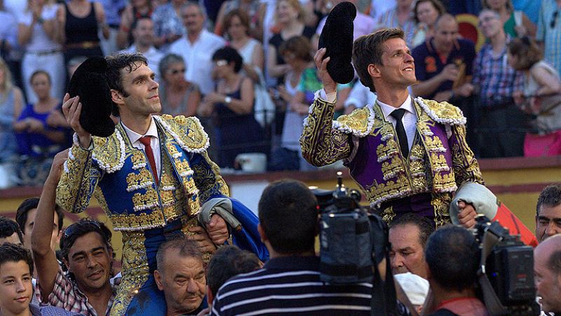 José Tomás y "El Juli" rivalizan en una gran tarde de toros en Badajoz