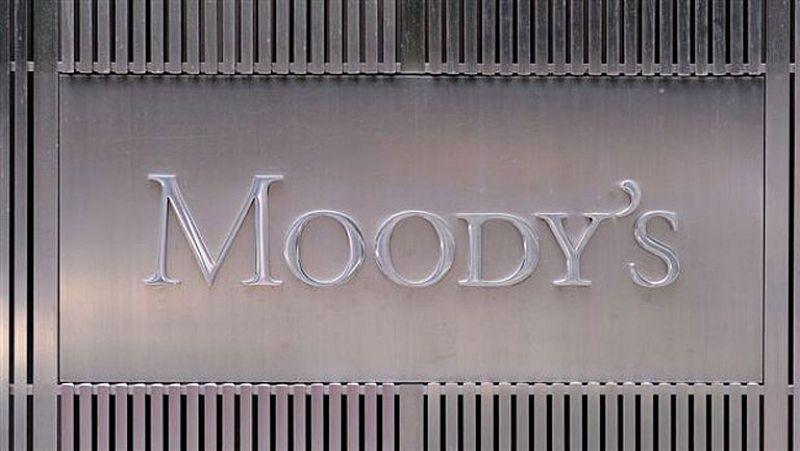 Moody's rebaja entre uno y cuatro escalones la calificación de la deuda de 28 bancos españoles