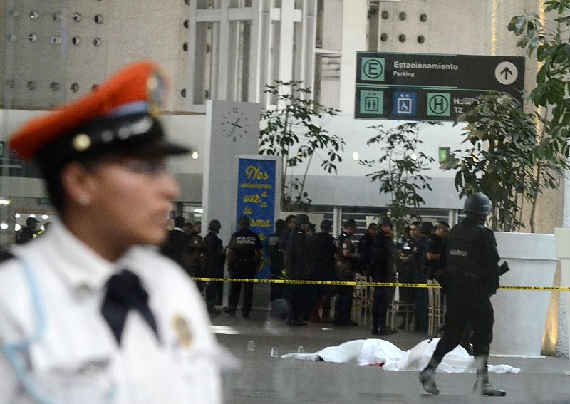 Dos policías investigados por tráfico de droga, autores del asesinato de tres agentes en México