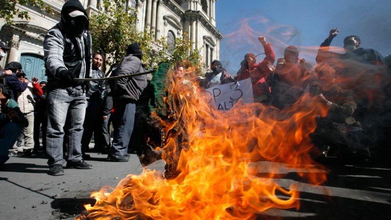 Los policías bolivianos continúan su protesta entre acusaciones de conspiración