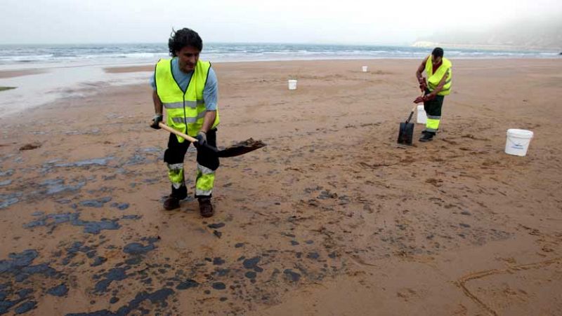 Varias playas de Asturias, afectadas por un vertido de fuel de una central térmica