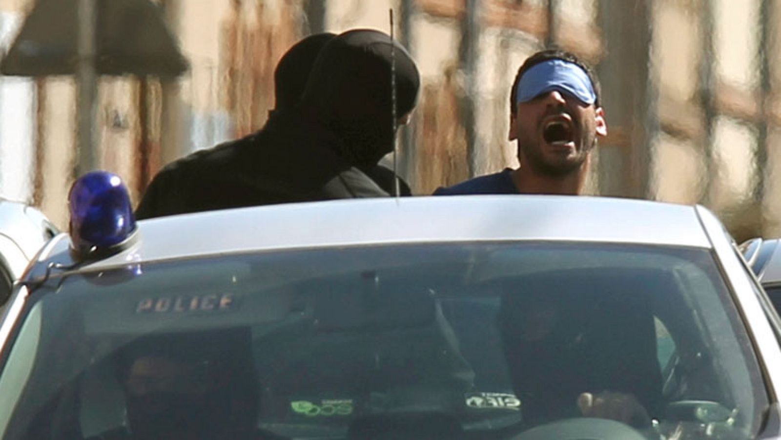 La banda terrorista ETA ha vuelto a sufrir un "duro golpe" con la detención de dos presuntos etarras en Francia: José Javier Oses, con un largo historial de 'kale borroka', y Ugaitz Errazkin, a quien se relaciona con los asesinatos del exconcejal del