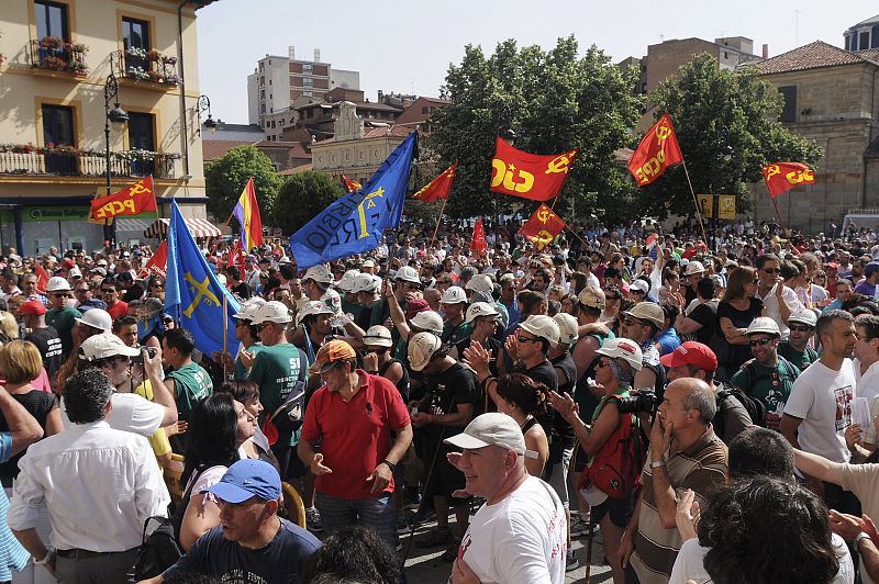 La marcha del carbón llega a León capital y arropa a los mineros encerrados en la Diputación