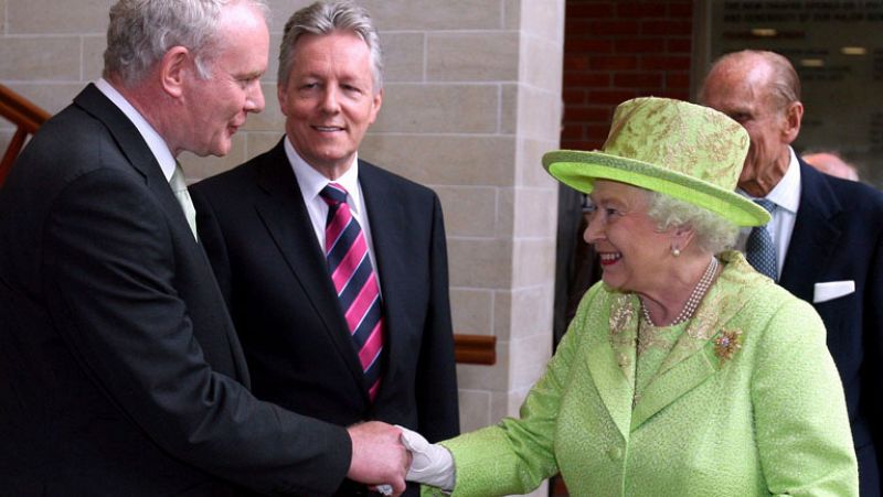Isabel de Inglaterra estrecha la mano del exjefe del IRA Martin McGuinness