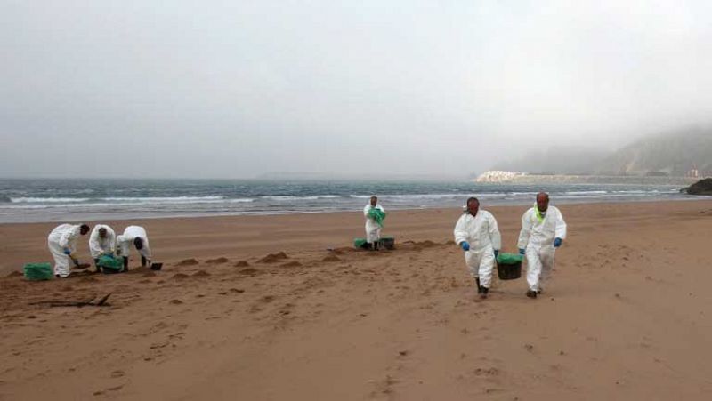 El vertido de Asturias se extiende por siete kilómetros de costa de Carreño