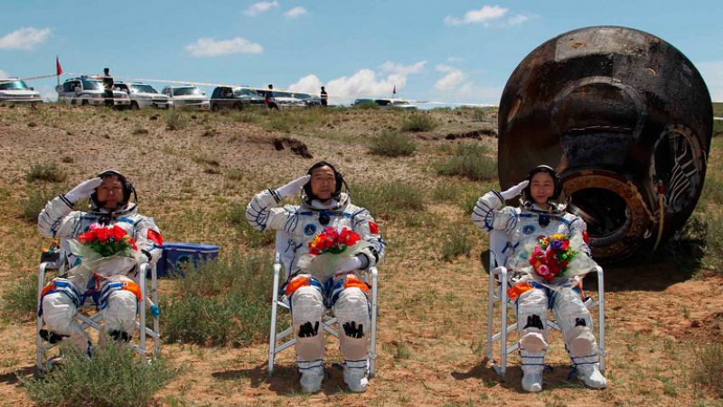 Regresan a la tierra los cosmonautas chinos de la nave Shenzhou IX