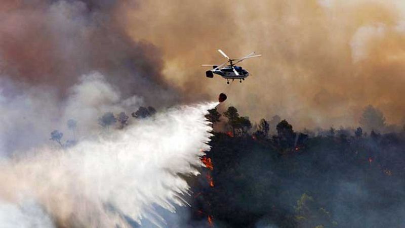 Más de 700 efectivos de la UME trabajan para frenar los dos incendios de Valencia