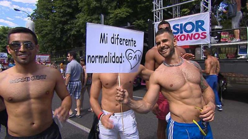 La manifestación del Orgullo Gay pide un matrimonio igualitario por las calles de Madrid