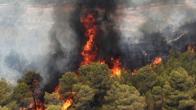 Los dos incendios de Valencia siguen sin control y una gran nube de humo cubre la provincia