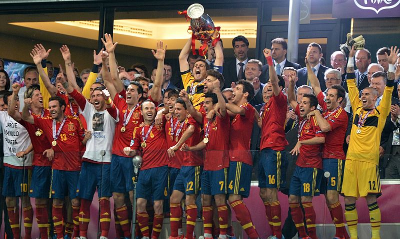 España ningunea a Italia y completa la triple corona con una goleada histórica