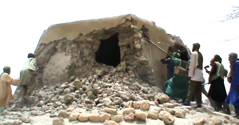 Los islamistas de Mali destrozan una puerta milenaria en una mezquita histórica de Tombuctú
