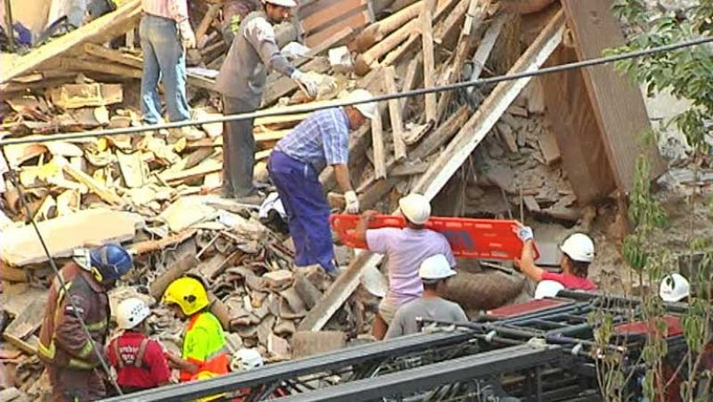 Rescatadas dos personas que habían quedado atrapadas en un edificio derrumbado en Lleida