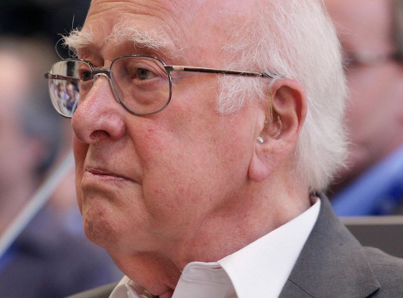 Peter Higgs, "aturdido pero muy contento" de vivir para ver la confirmación de su teoría