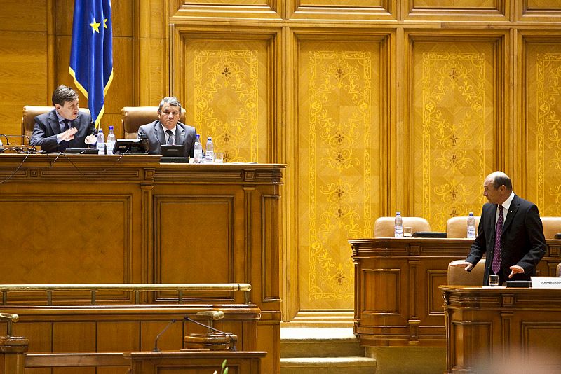 El parlamento debate la destitución del presidente rumano en la mayor crisis desde Ceaucescu