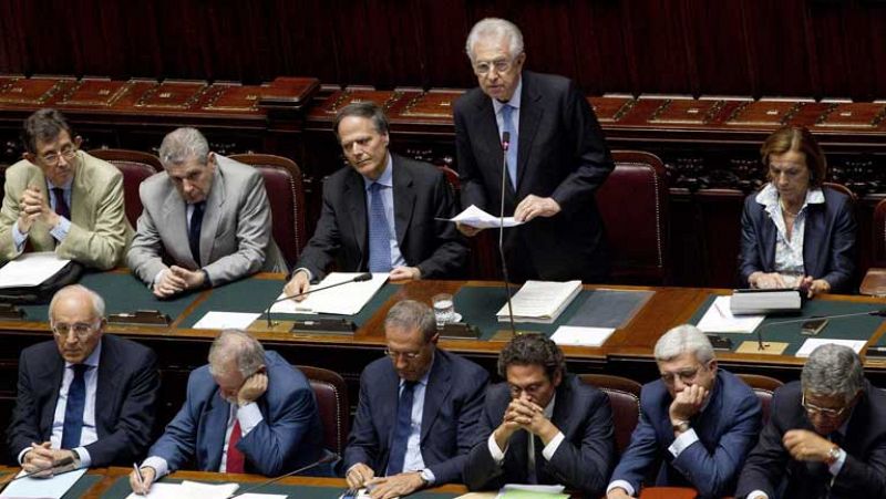 Monti recorta 4.500 millones en 2012 y aplaza la subida del IVA hasta 2013