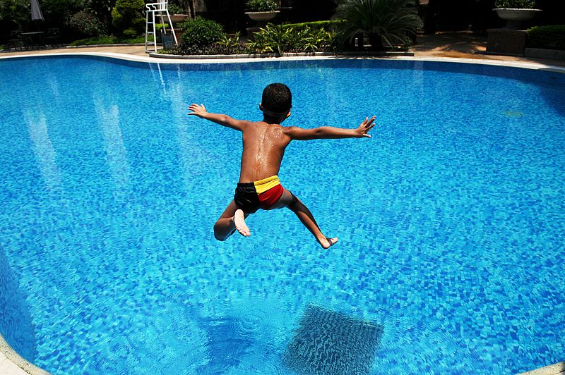 ¿Por qué hay que ducharse antes de meterse en las piscinas?