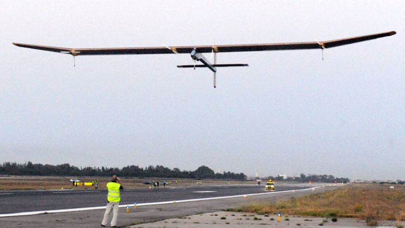 El avión solar aterriza en Madrid 17 horas después de despegar de Rabat