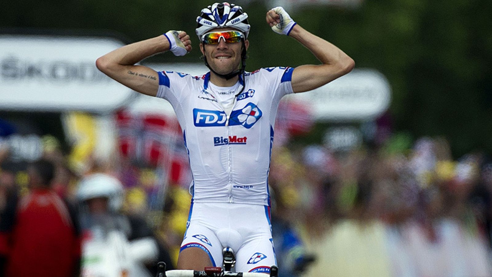 El francés Thibaul Pinot, el más joven del Tour con sus 22 años, culminó su fuga con la victoria en la octava etapa, de 157,5 kilómetros entre Belfort y la localidad suiza de Porrentruy, en la que los favoritos llegaron juntos, por lo que el británic