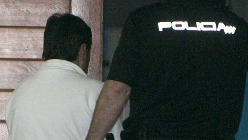 La policía localiza una maleta con 600.000 euros del detenido por el robo del Códice Calixtino