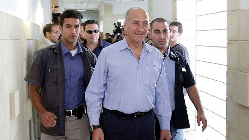 Condenan al ex primer ministro israelí Olmert por un caso de corrupción y le absuelven de otros dos