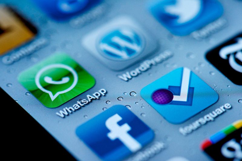 La CMT apunta que "se empieza a hablar" sobre regular servicios como WhatsApp