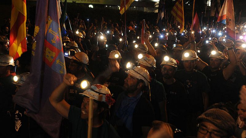 Miles de personas reciben a los mineros en la Puerta del Sol, final de la Marcha Negra